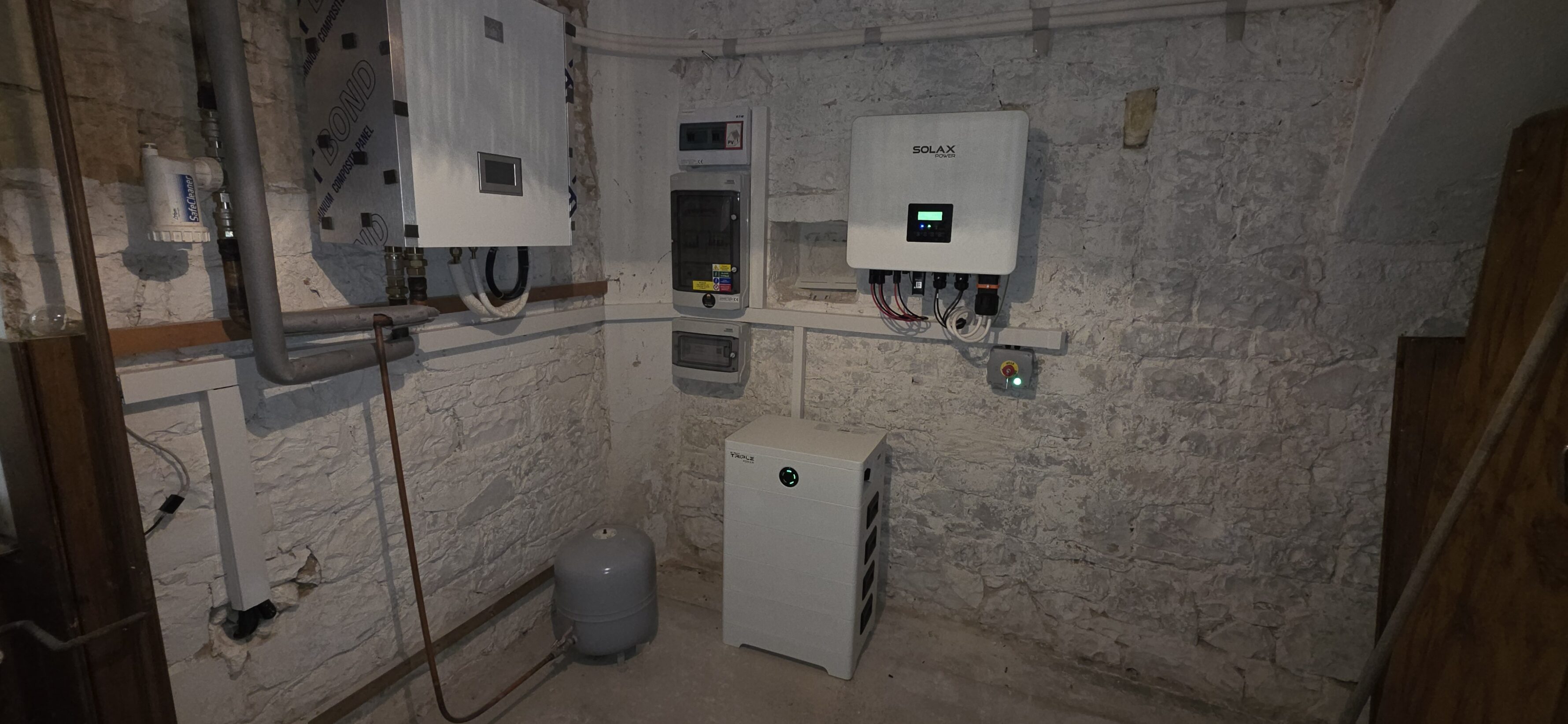 Fotovoltaická elektrárna 10,5 kWp, baterie 14,75 kWh, Divice