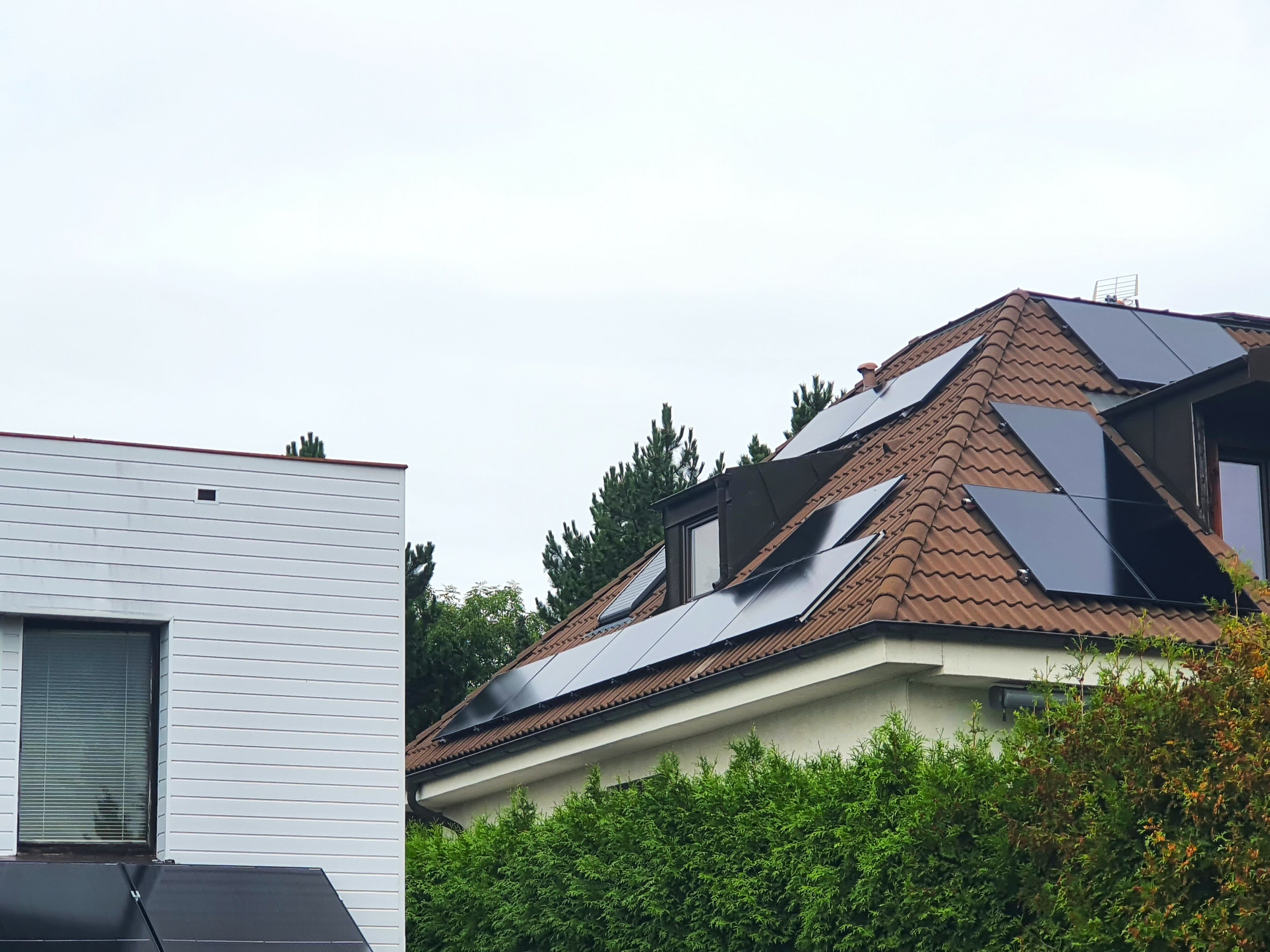Fotovoltaická elektrárna 9,9 kWp, baterie 17,4 kWh, Příbram