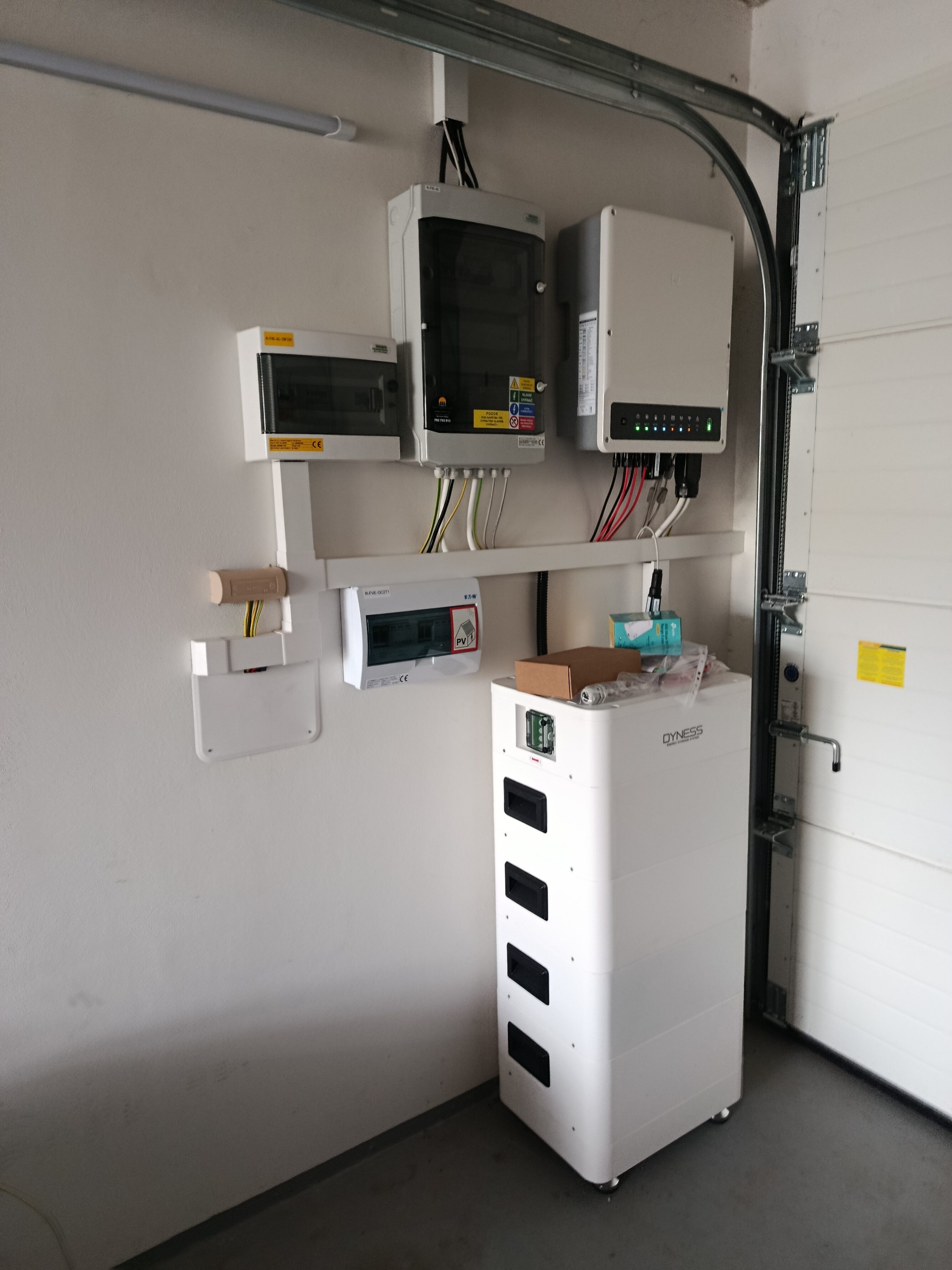 Fotovoltaická elektrárna 10 kWp, baterie 14,2 kWh, Kolín