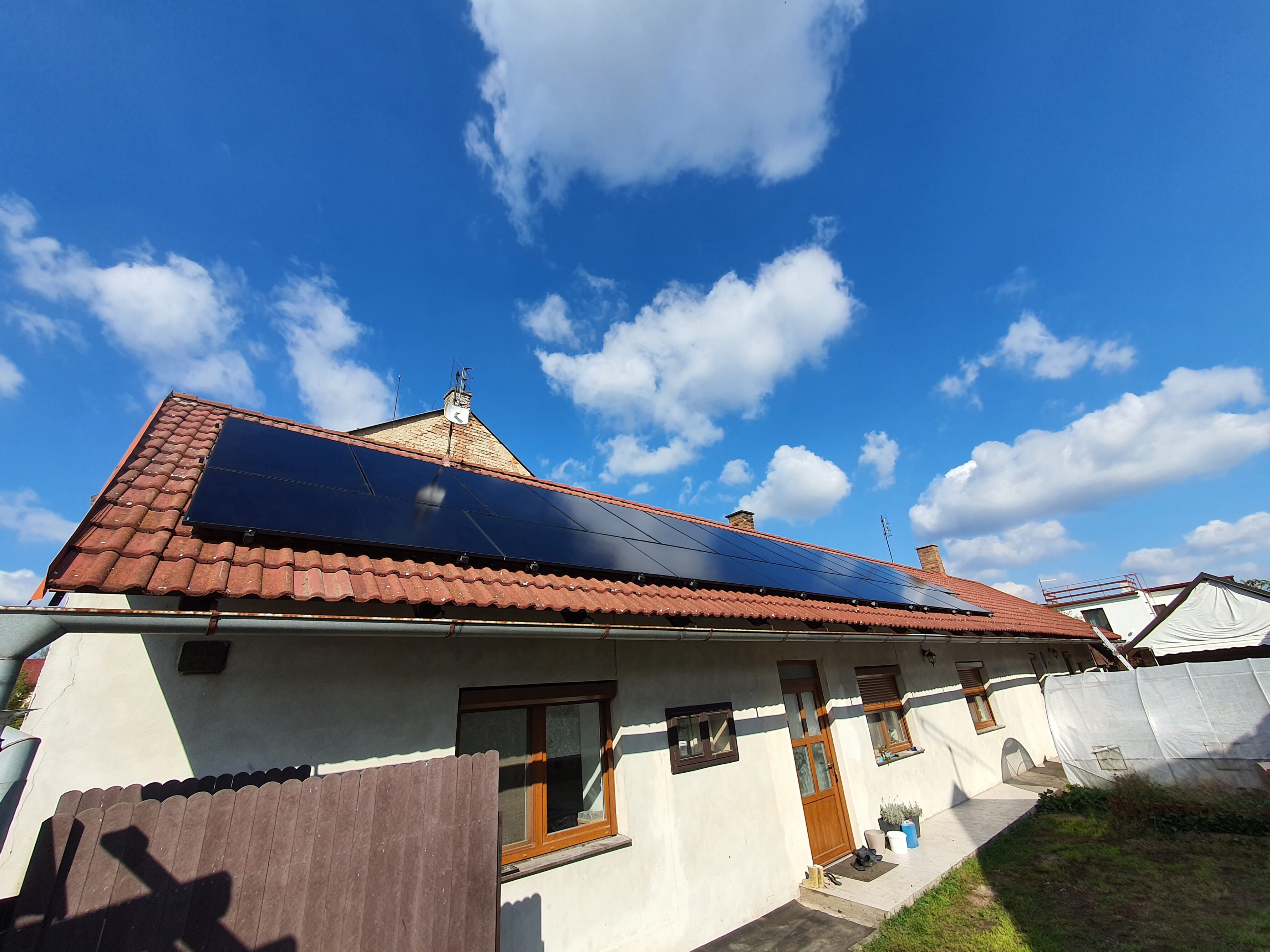 Fotovoltaická elektrárna 10 kWp, baterie 14,2 kWh, Sány
