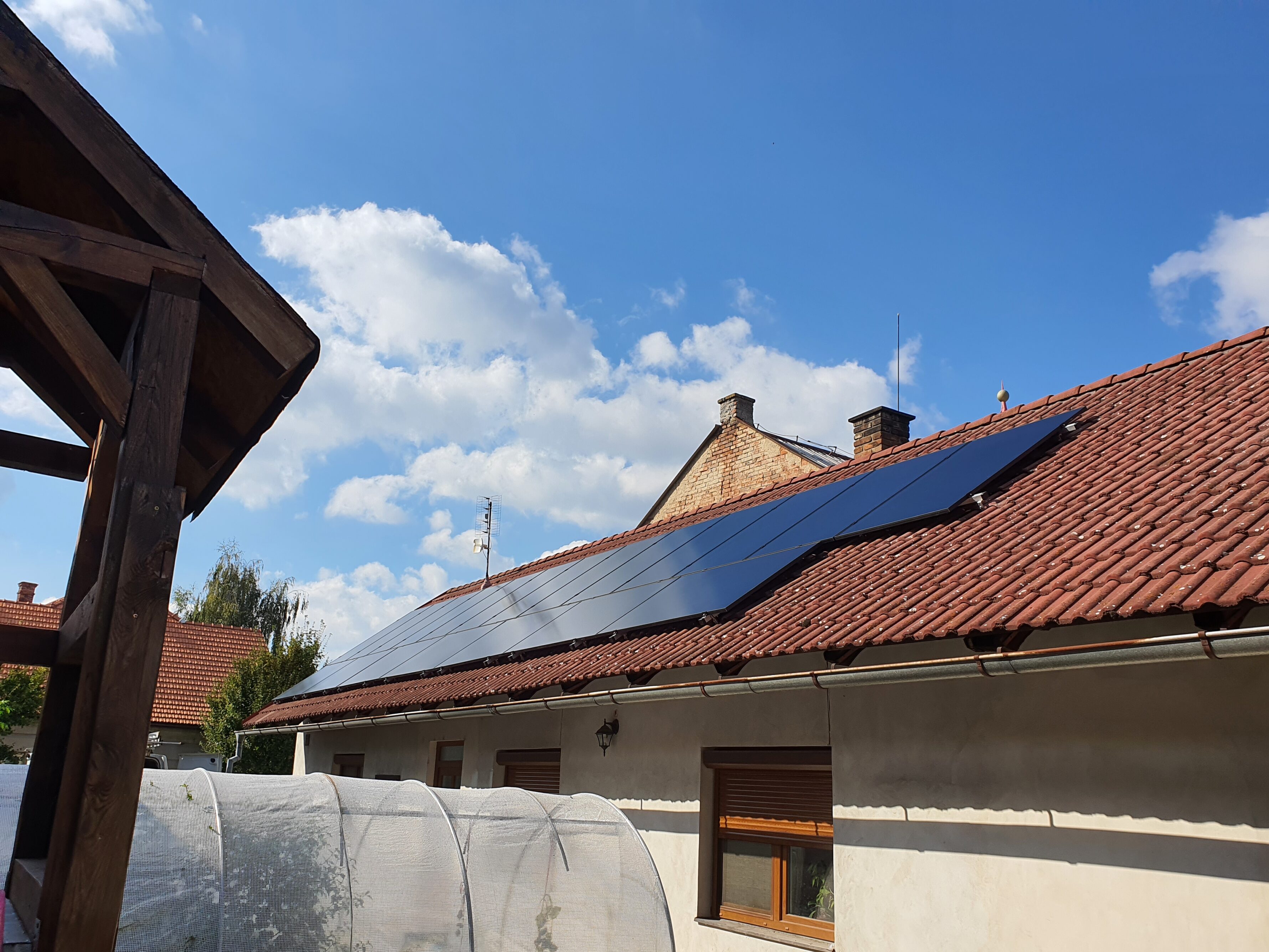 Fotovoltaická elektrárna 10 kWp, baterie 14,2 kWh, Sány