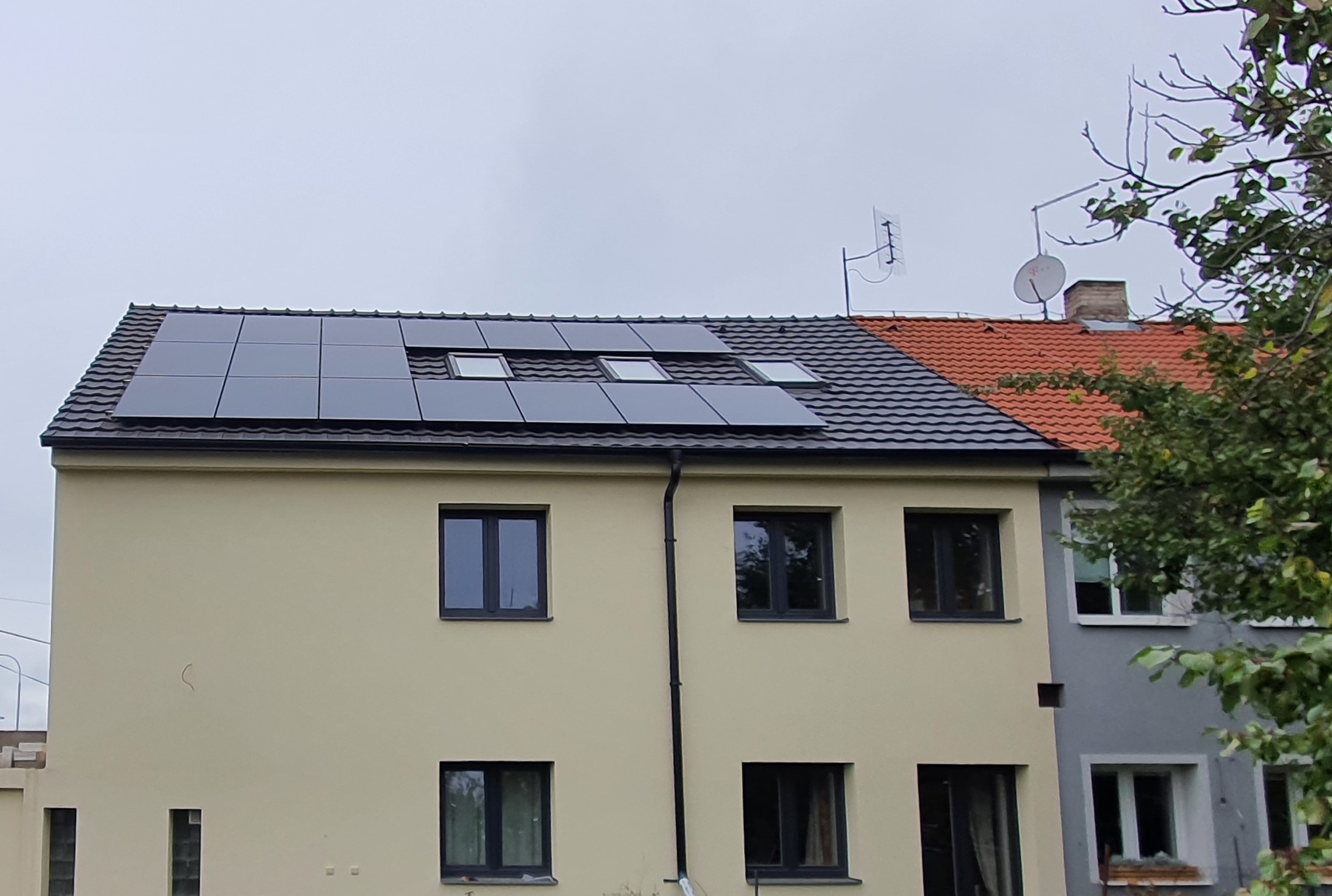 Fotovoltaická elektrárna 7,65 kWp, baterie 11,6 kWh, Kladno