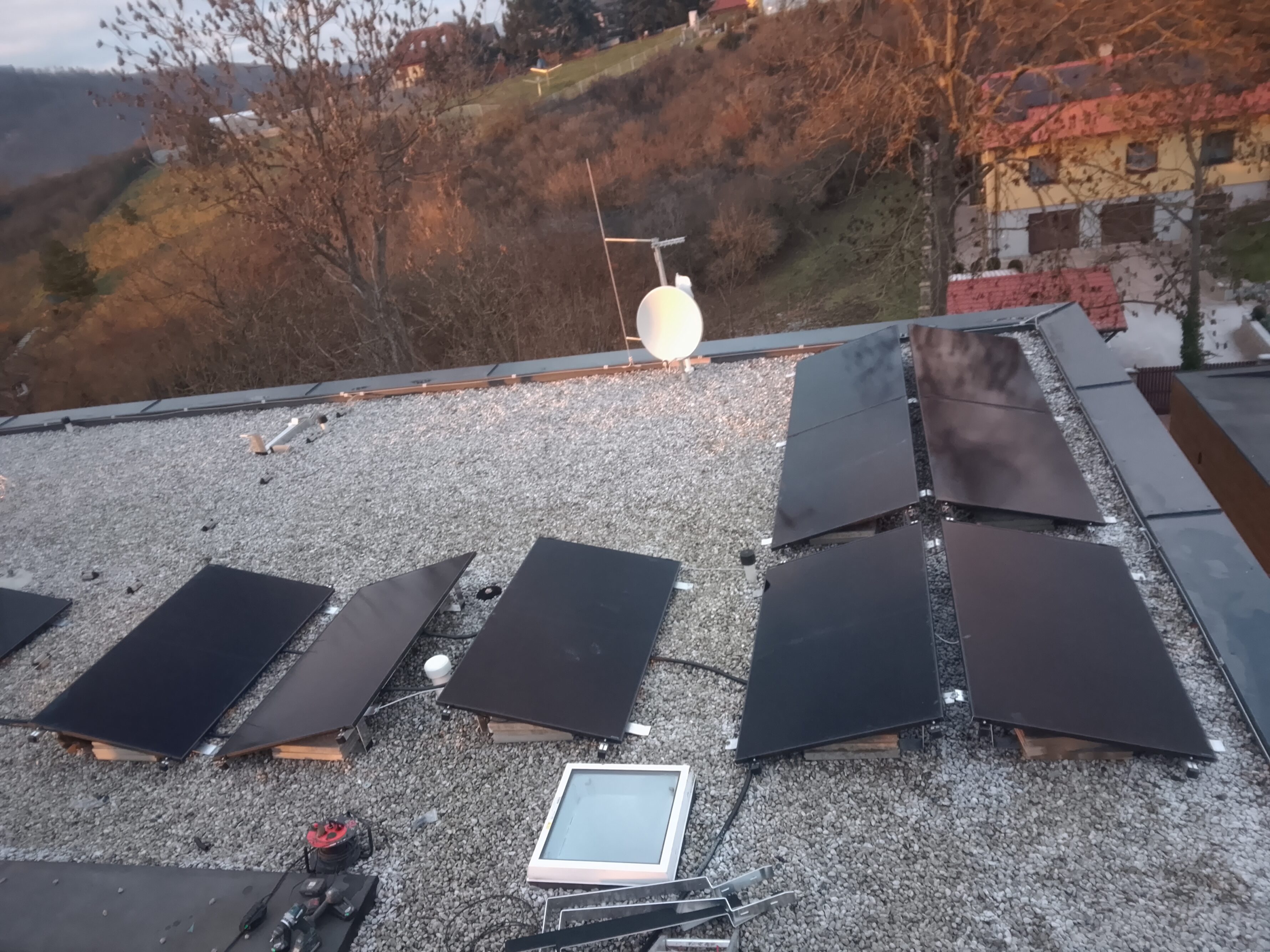 Fotovoltaická elektrárna 12 kWp, baterie 15 kWh, Beroun