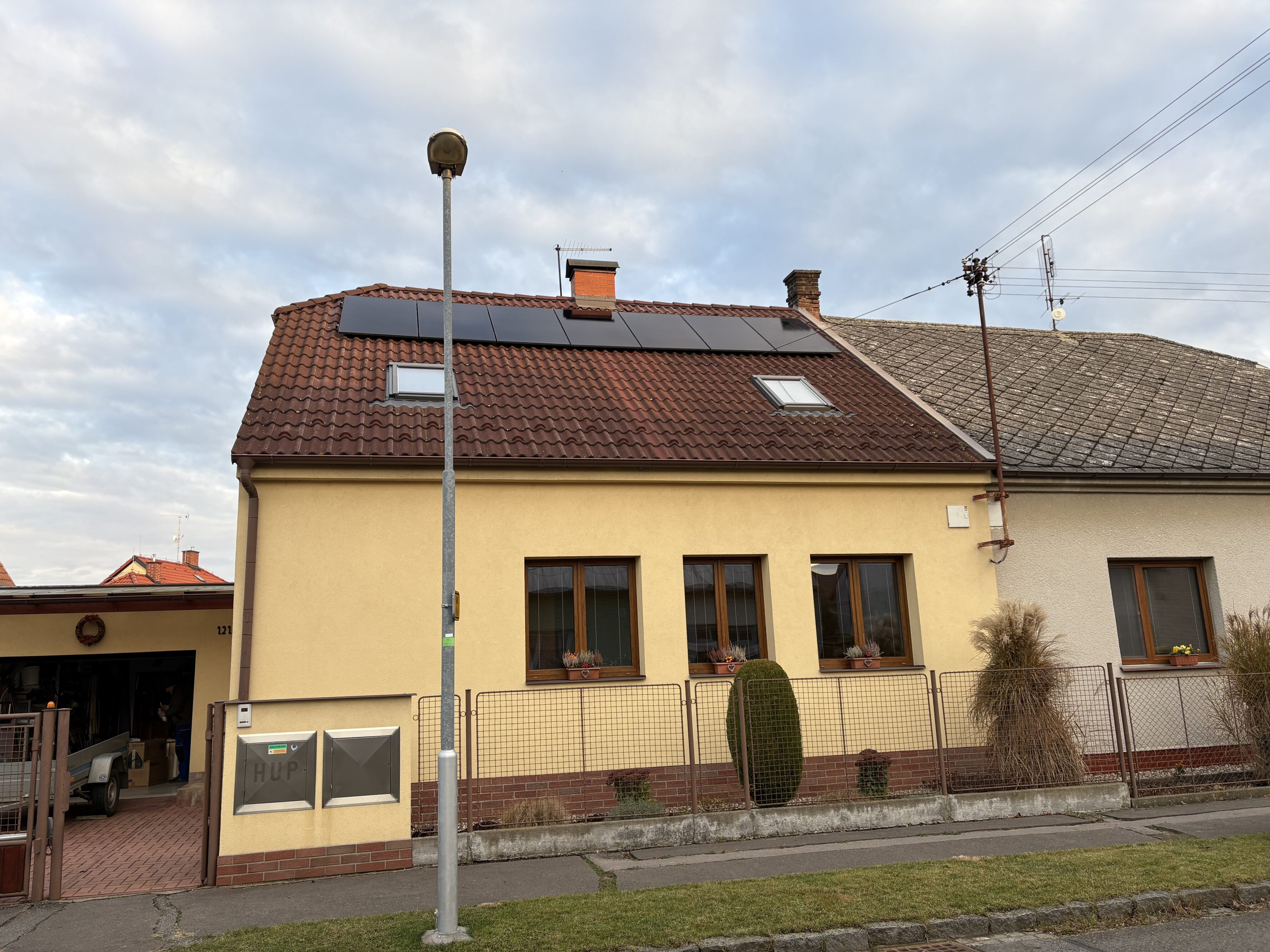 Fotovoltaická elektrárna 7 kWp, baterie 10,7 kWh, Pardubice